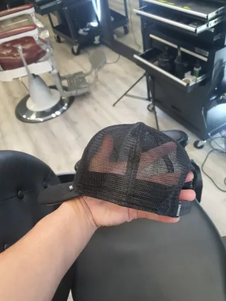 Gorra trucker negra y beige