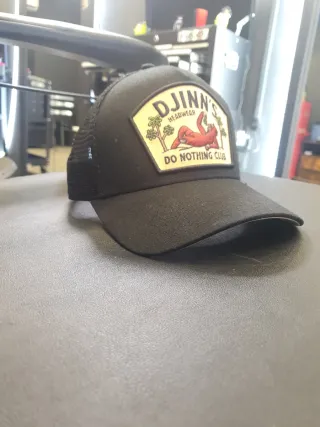 Gorra trucker negra y beige