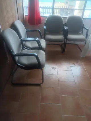 Sillas de oficina/espera grises