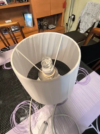 Lámpara de mesa blanca