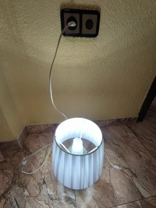 Lámpara de mesa blanca