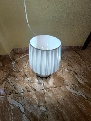 Lámpara de mesa blanca