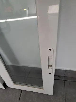 Ventana de aluminio blanca