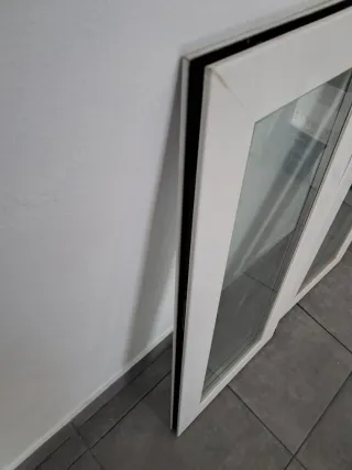 Ventana de aluminio blanca