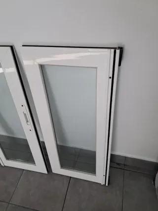Ventana de aluminio blanca