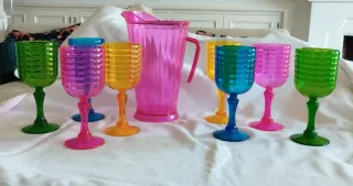 Jarra y copas acrílicas multicolor