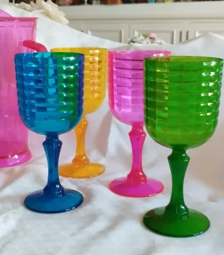 Jarra y copas acrílicas multicolor