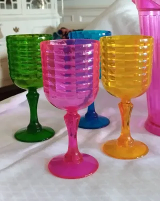 Jarra y copas acrílicas multicolor