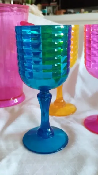 Jarra y copas acrílicas multicolor