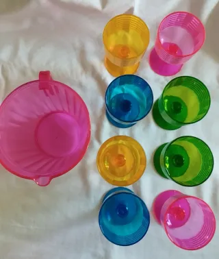 Jarra y copas acrílicas multicolor