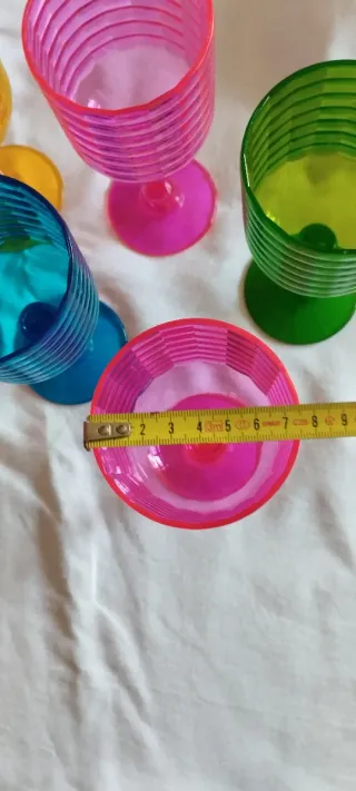 Jarra y copas acrílicas multicolor