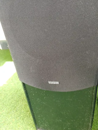 Altavoces negros altos