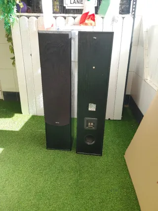 Altavoces negros altos