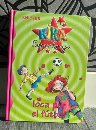 Kika Superbruja loca por el fútbol