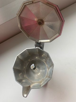 Cafetera italiana negra pequeña