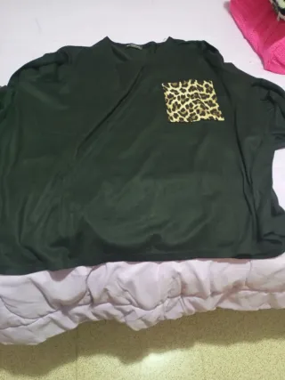 Jersey negro con bolsillo estampado