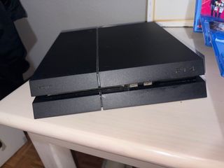 Consola PS4 + 4 Juegos y 2 mandos