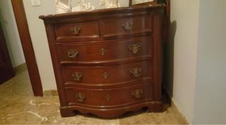 Cómoda de madera estilo clásico