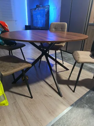 Mesa redonda y 4 sillas