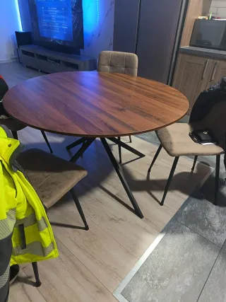 Mesa redonda y 4 sillas