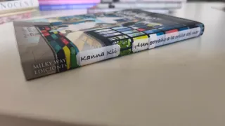 Un extraño en la orilla del mar