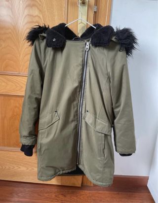 Parka verde militar con forro negro