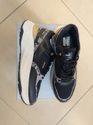 Deportivas Joma Mujer Negro y Dorado