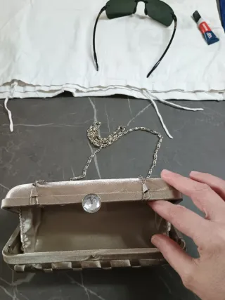 Pochette elegante color oro