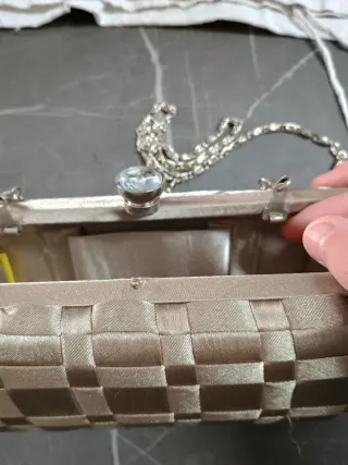 Pochette elegante color oro