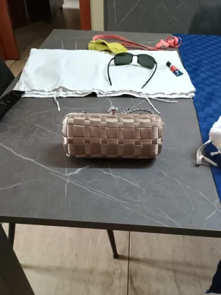 Pochette elegante color oro