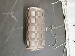 Pochette elegante color oro