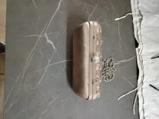 Pochette elegante color oro