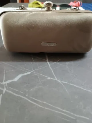 Pochette elegante color oro