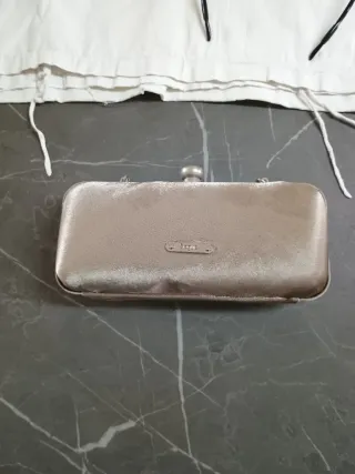 Pochette elegante color oro