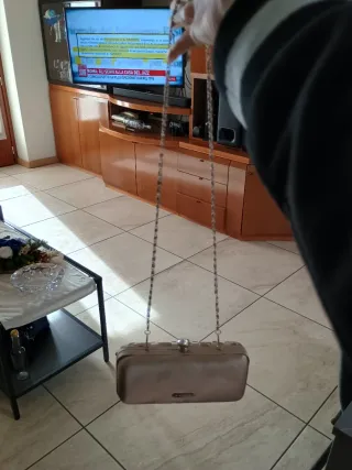 Pochette elegante color oro