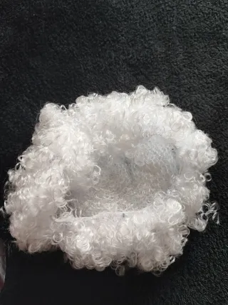 Peluca rizada corta blanca