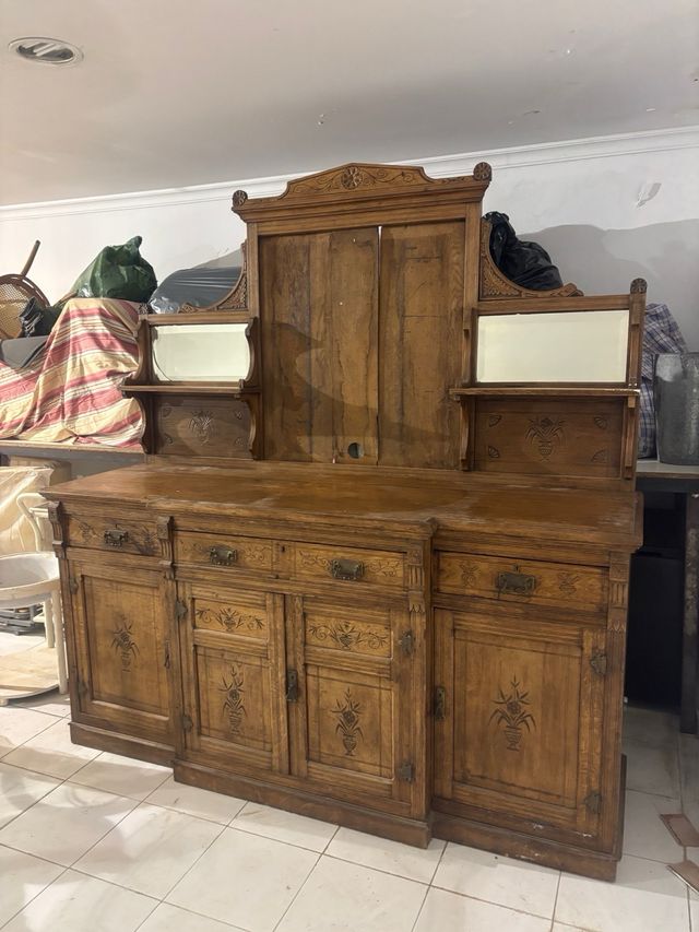 Aparador antiguo de madera