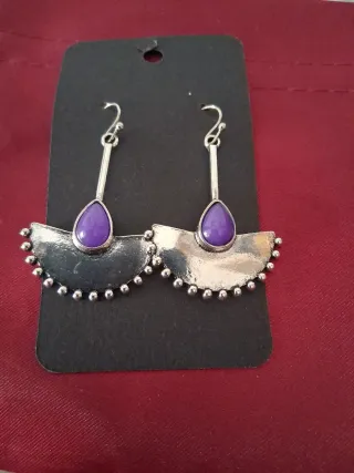 Pendientes largos morados y plateados