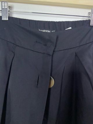 Falda midi Stradivarius negra talla S