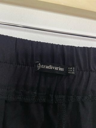 Falda midi Stradivarius negra talla S