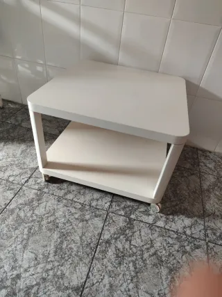 Mesita auxiliar cuadrada con ruedas