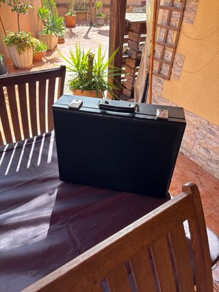 Maletín ejecutivo negro con cerradura