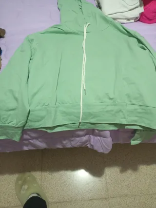 Sudadera corta con capucha