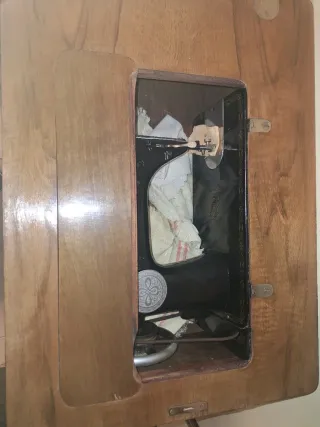 Mueble de madera marrón