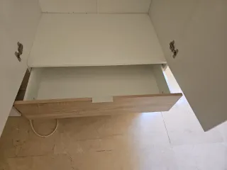 Armario de madera con cajones