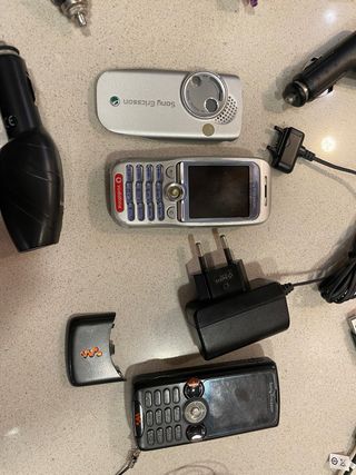 Lote Sony Ericsson: Teléfonos y Cargadores