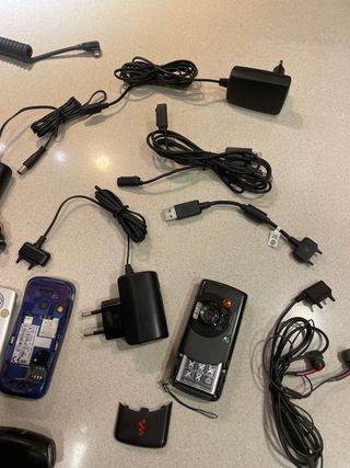 Lote Sony Ericsson: Teléfonos y Cargadores