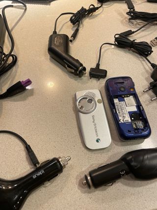 Lote Sony Ericsson: Teléfonos y Cargadores