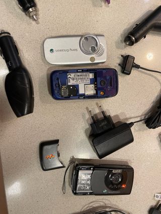 Lote Sony Ericsson: Teléfonos y Cargadores