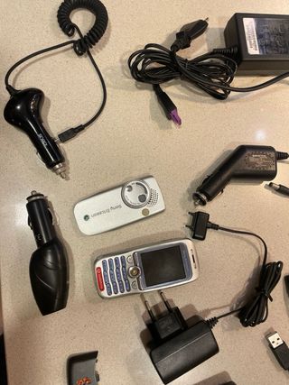 Lote Sony Ericsson: Teléfonos y Cargadores